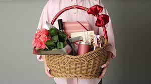 Como Criar Cestas Personalizadas com Flores e Itens Para o Destinatário? - Cestas Company