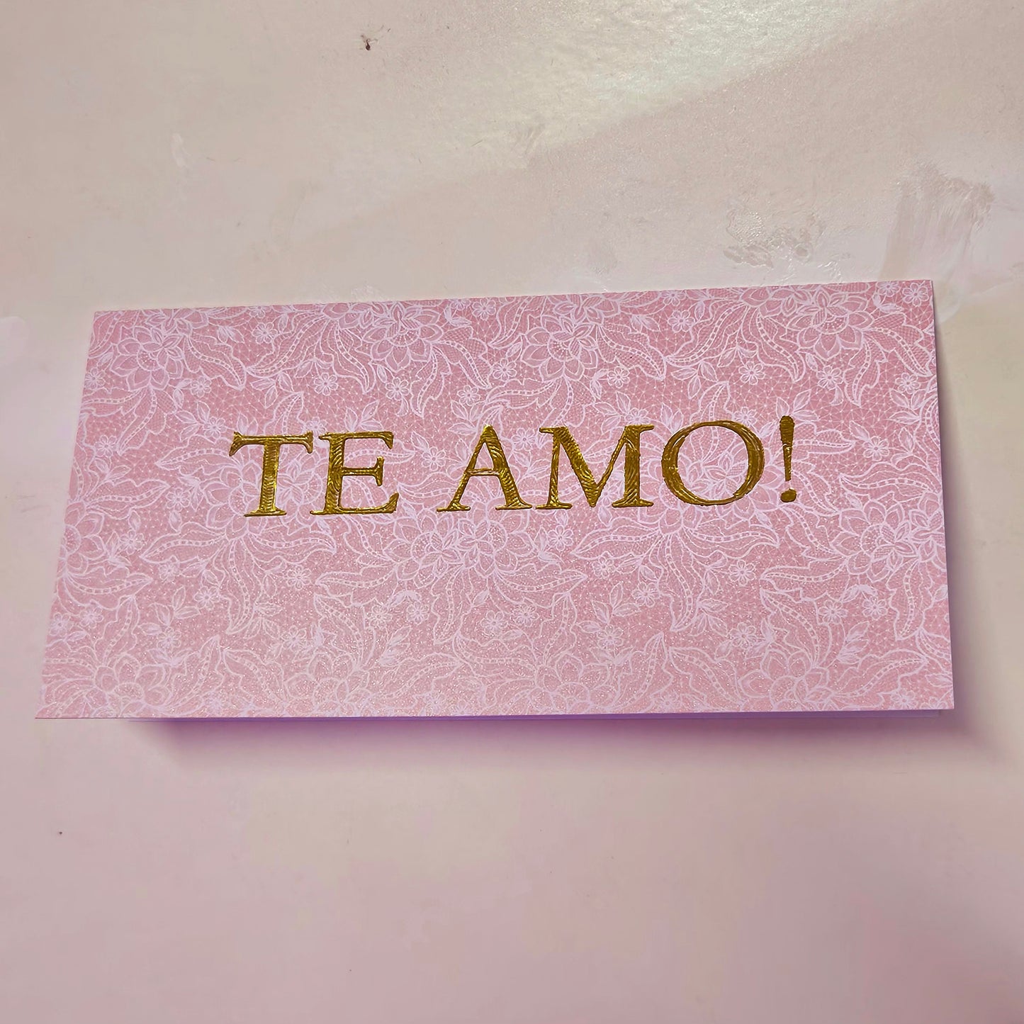 TE AMO! Cartão de presente com impressão em relevo metalizado "Te Amo!"