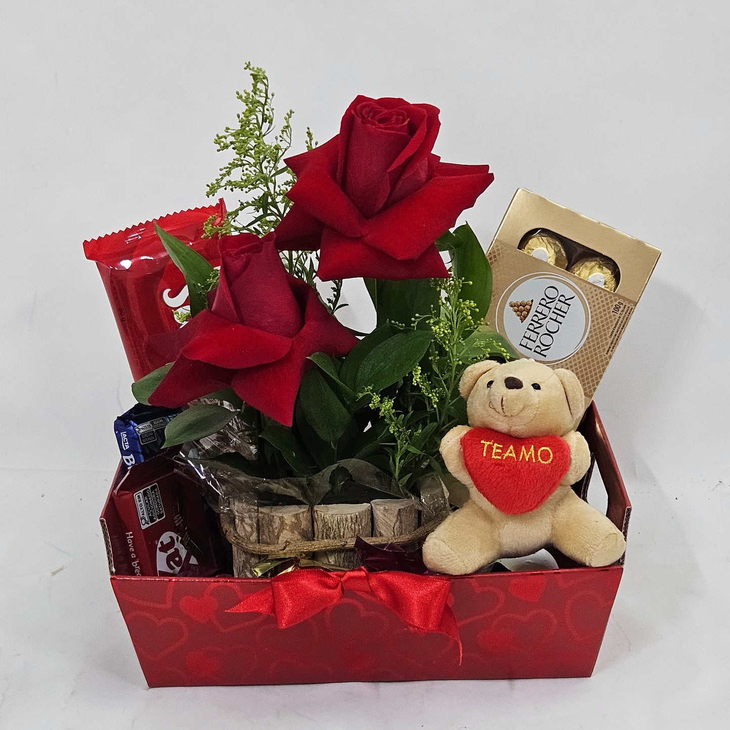 Cesta de San Valentin con Bombones y Vino Rosado