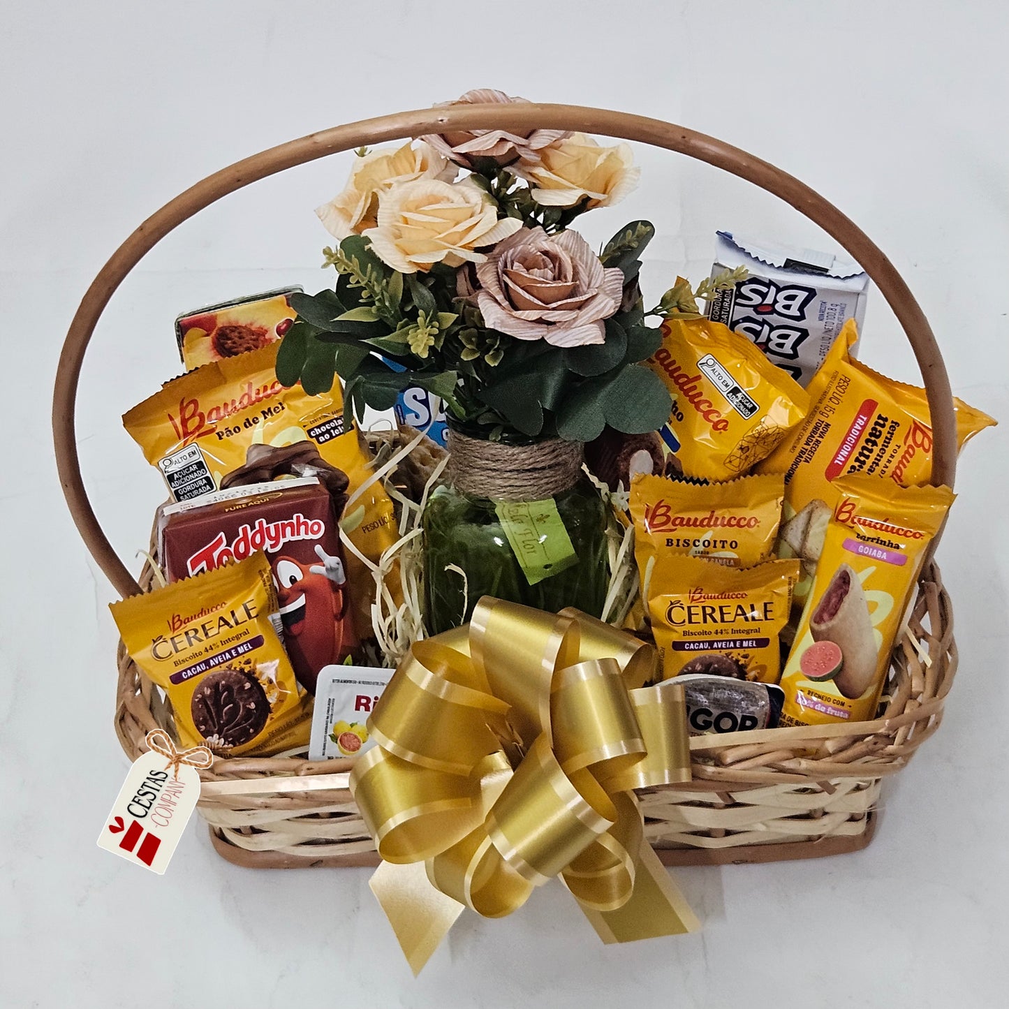 Cesta Café da Manhã Carinho Especial com Arranjo de Flores