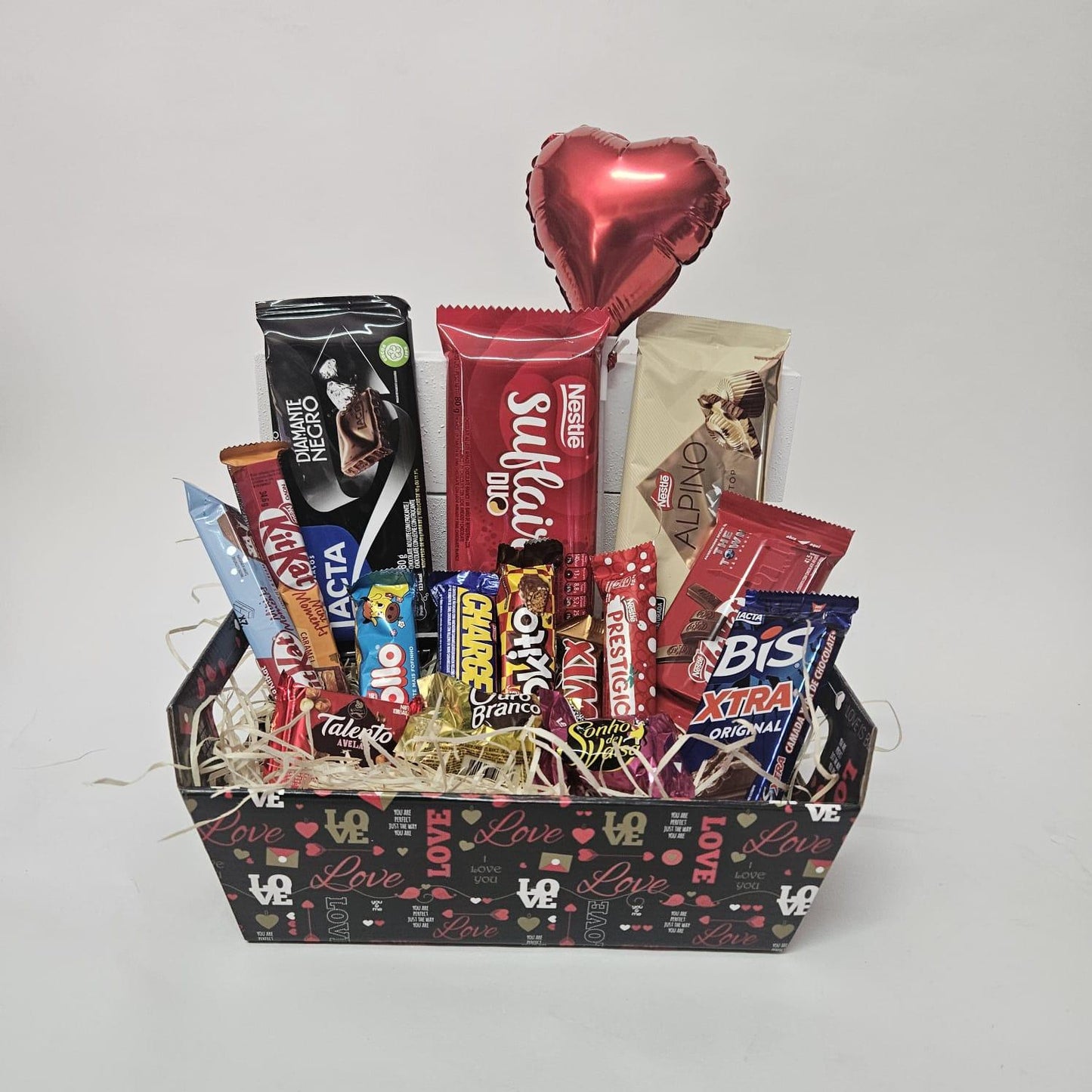 Cesta Carinho com Chocolates com Balão Coração - Cestas Company