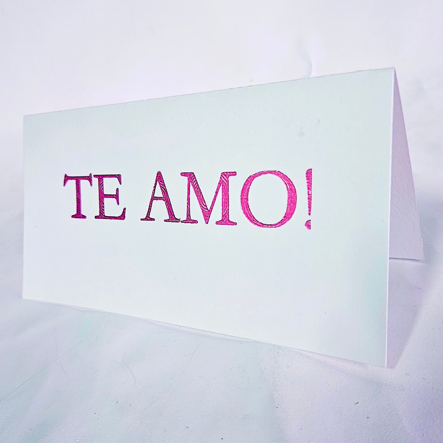 TE AMO! Cartão de presente com impressão em relevo metalizado "Te Amo!"