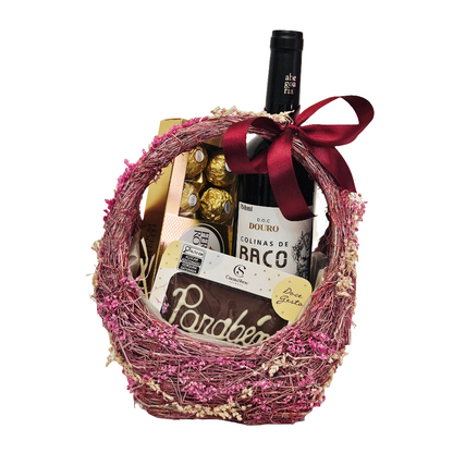 Cesta Floral com Vinhos e Chocolates