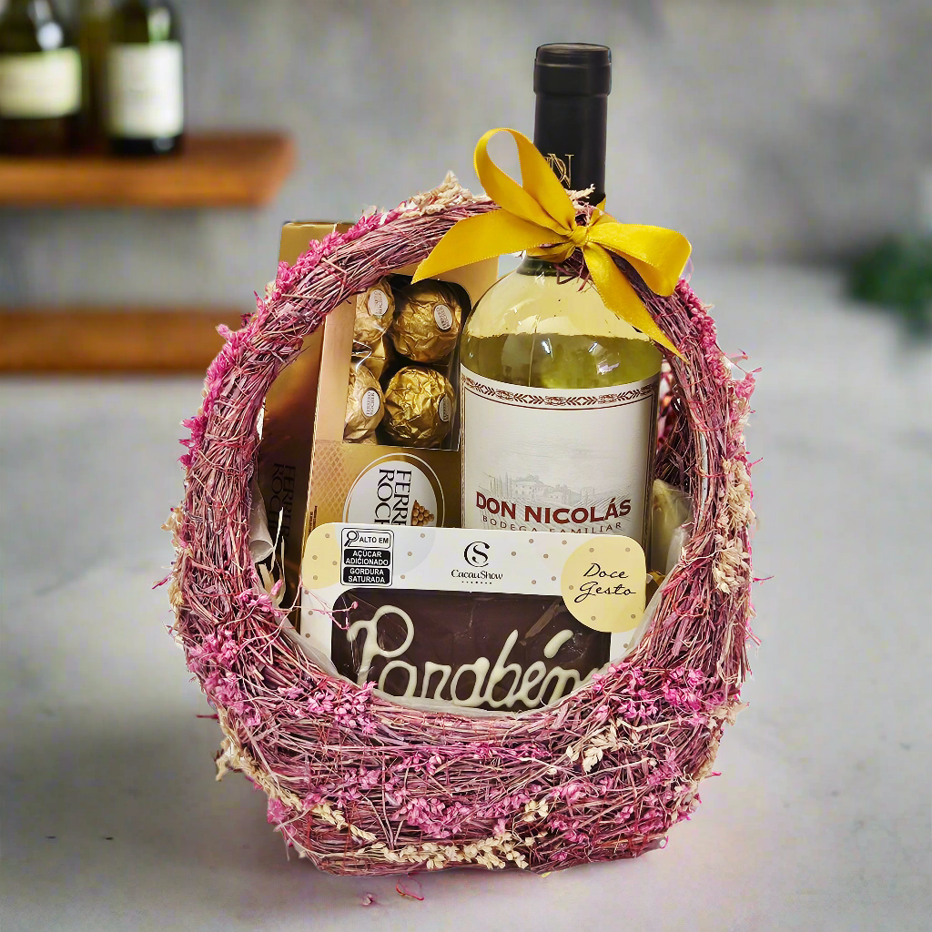 Cesta Floral com Vinhos e Chocolates