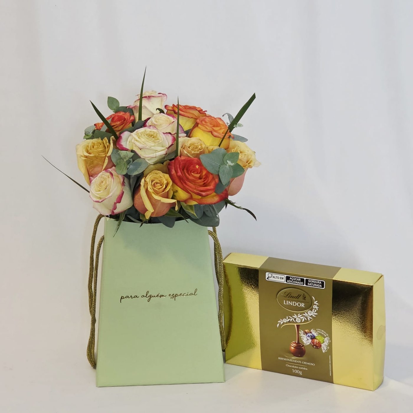 Buque Encanto Floral com Lindt Lindor