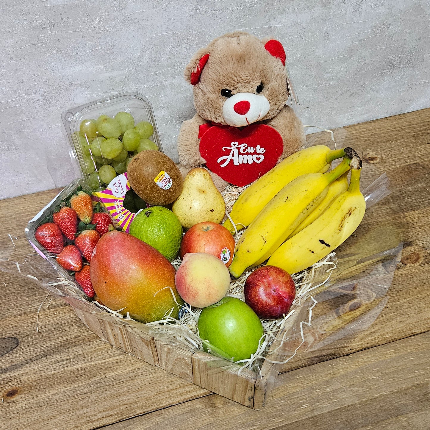 Cesta Love Fruit Luxo com Urso Eu Te Amo - Cestas Company