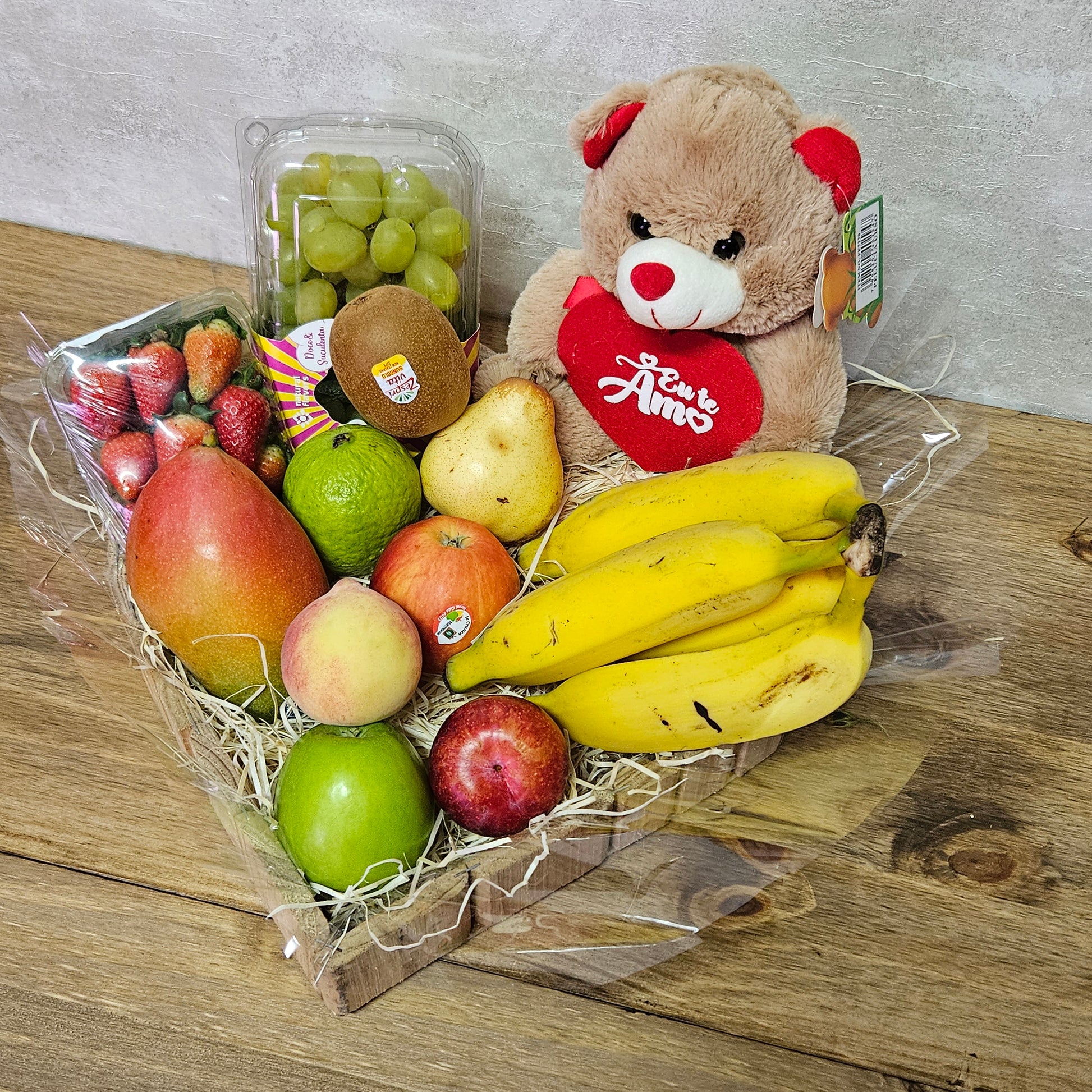 Cesta Love Fruit Luxo com Urso Eu Te Amo - Cestas Company