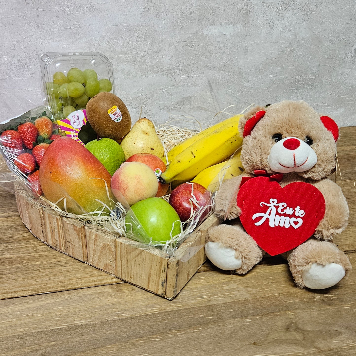 Cesta Love Fruit Luxo com Urso Eu Te Amo - Cestas Company