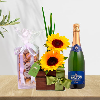 Arranjo Mimo de Girassóis com Bombons e Espumante - Cestas Company